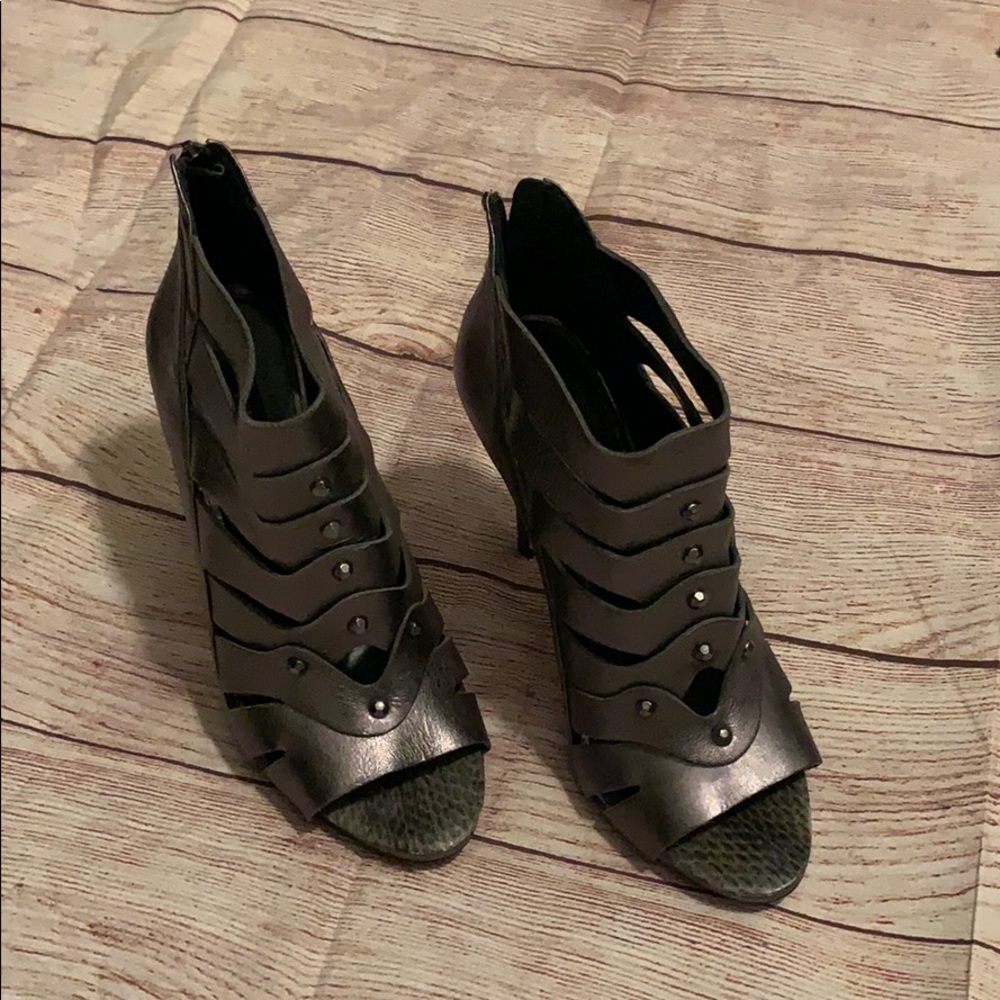 Women’s gladiator heel